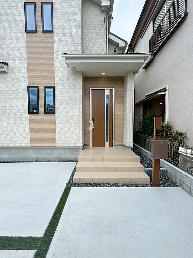 【玄関】A号棟  ■ 帰るたびにホッとする、安心感のある佇まい