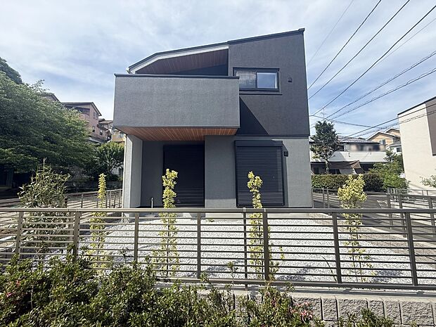 【現地外観写真】■家族が笑顔で集まる温かな住まい