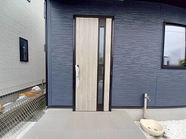 【玄関】6号棟  ■ 帰るたびにホッとする、安心感のある佇まい