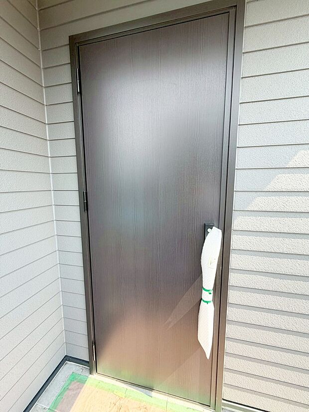 【玄関】2号棟 ■ 帰るたびにホッとする、安心感のある佇まい