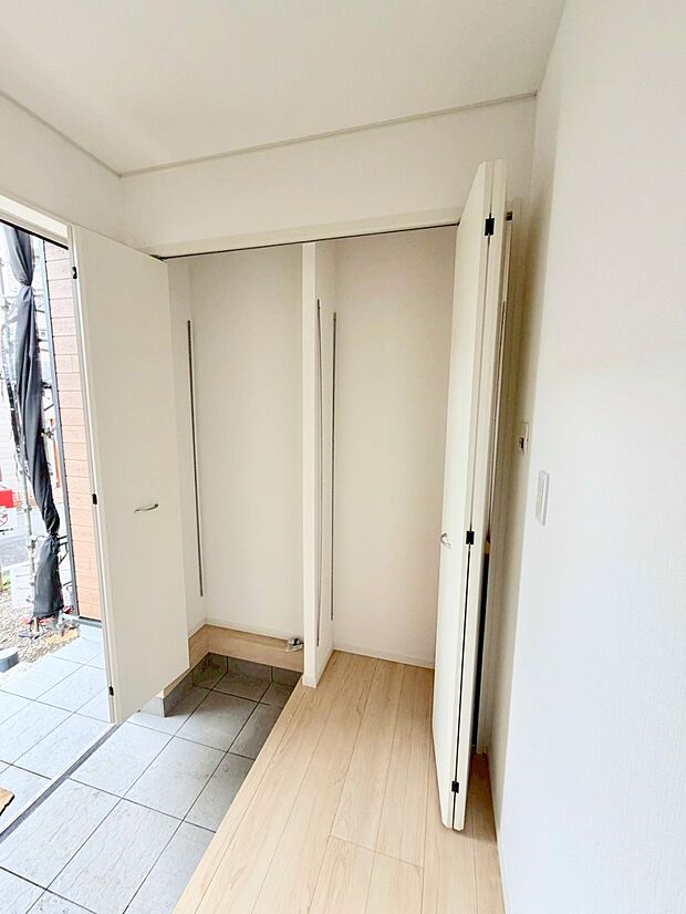 【玄関】1号棟  ■ シンプルで美しく、快適な暮らしの入り口