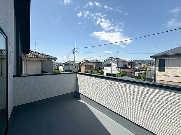 【バルコニー】1号棟 ■ 朝のコーヒーや夜の星空を楽しむ、癒しの場所