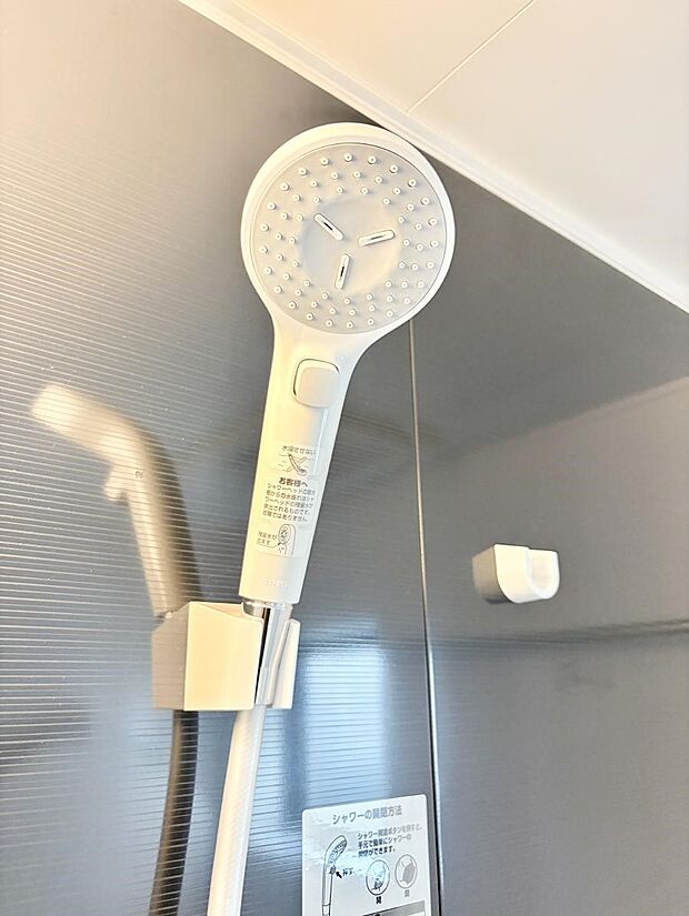 【止水シャワーヘッド】■手元で簡単に止水できるため、水の無駄遣いを減らすことができます。