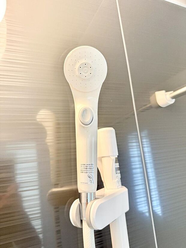 【止水シャワーヘッド】■手元で簡単に止水できるため、水の無駄遣いを減らすことができます。