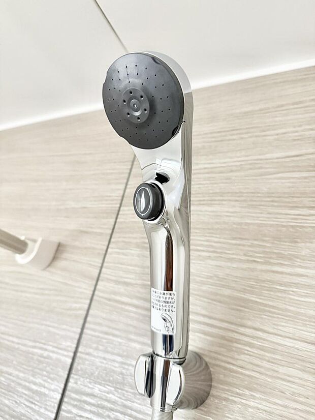 【止水シャワーヘッド】■手元で簡単に止水できるため、水の無駄遣いを減らすことができます。
