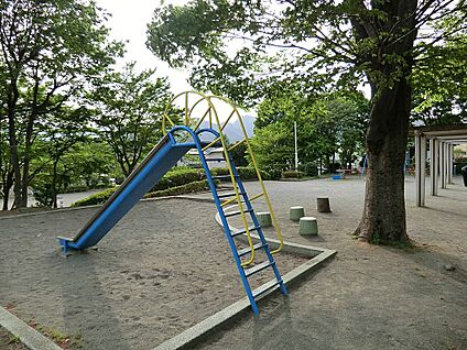 もみじ公園 300m(4分)