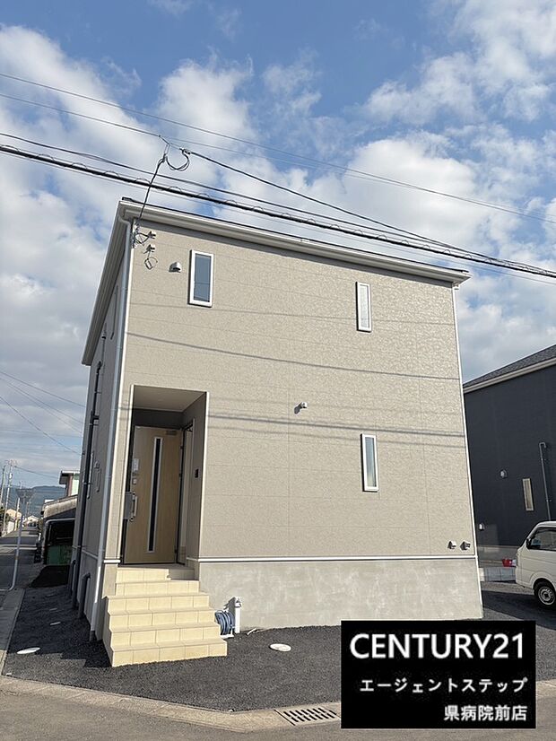 シンプルながらも存在感のある外観が印象的です。直線的なフォルムが現代的な雰囲気を演出しています。玄関まわりはゆとりある設計で出入りがスムーズです。