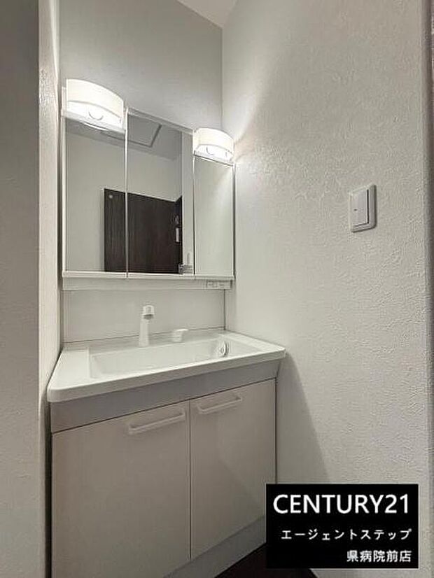 シンプルで清潔感のある洗面台です。収納スペースも確保されており使い勝手が良いです。鏡の上下には照明が付いていて明るさも十分です。毎日の身支度に便利な設計です。