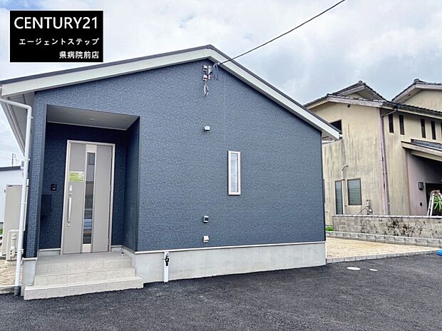 シンプルで落ち着いた色合いの外観が魅力です。モダンなデザインが印象的な建物です。駐車スペースも確保されており使い勝手の良さが感じられます。建物の形状が周囲と調和しています。