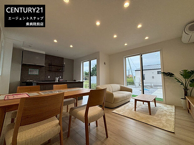 清潔感のあるフローリングが広がり使い勝手の良い空間となっています。キッチンとのつながりもあり開放感があります。収納スペースもあり快適にお過ごしいただけます。