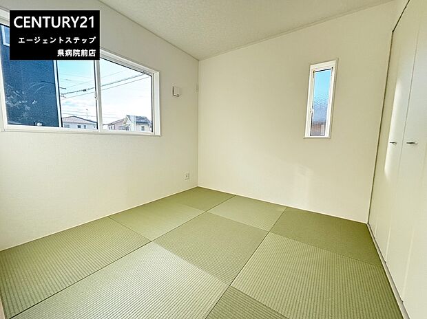 【和室】大きな窓から明るい光が差し込む和室です。白を基調とした壁と畳の調和が印象的です。収納スペースも備わっています。落ち着いた雰囲気が特徴の一室です。清潔感のある空間です。