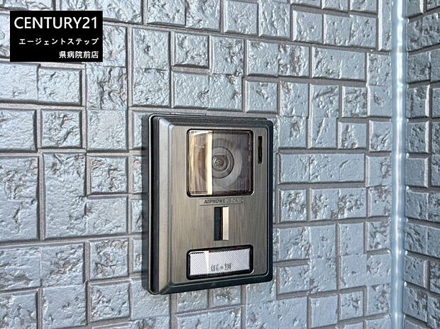 【インターホン】屋外子機にはカメラが搭載されており、夜間や不在時も来客確認ができます。
