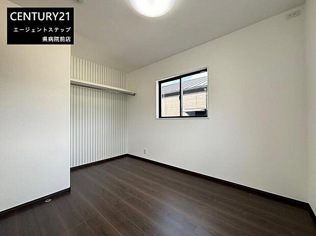 【洋室】シンプルなデザインでどんなインテリアにも合わせやすい洋室です。窓があり自然光がしっかり入ります。クローゼットスペースも確保されており収納に便利です。