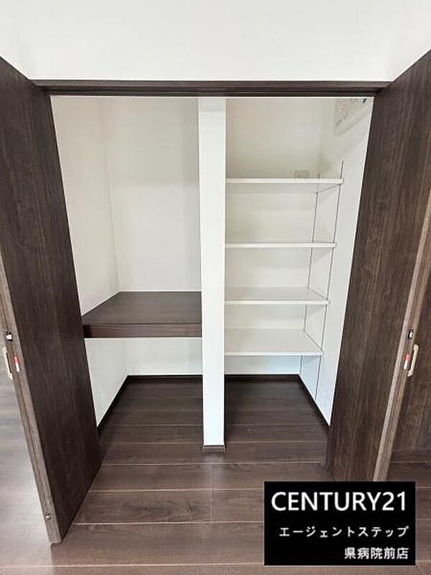 【収納】奥行きのある収納スペースは荷物をすっきりとまとめられる点が魅力です。可動棚もついているので用途に応じた収納に便利です。棚とカウンターで整理整頓がしやすい設計です。