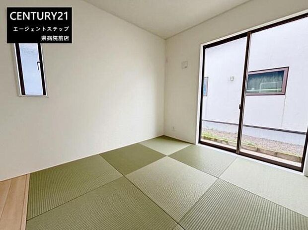 【和室】シンプルな内装で落ち着いた雰囲気の和室です。大きな窓から自然光がたっぷり入り明るい空間になっています。畳の質感が感じられ和の趣を楽しめます。スッキリとした壁面も特徴です。