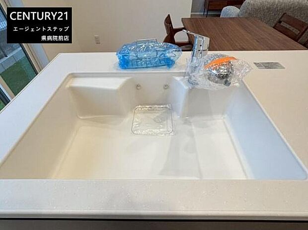 【キッチン】シンプルで清潔感のあるキッチンシンクが印象的です。カウンター一体型のデザインで直線的なフォルムが空間に調和しています。水まわりもすっきりした印象を与え取り回しも快適そうです。