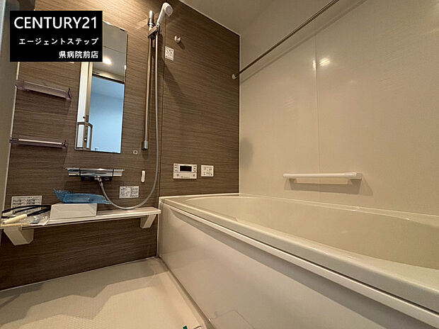 【浴室】浴室は木目調のアクセントパネルが使われておりモダンな印象があります。浴槽は広々とした造りでゆったりとした空間が特徴です。シンプルなデザインで清潔感があります。機能面でも充実した仕様が伺えます。