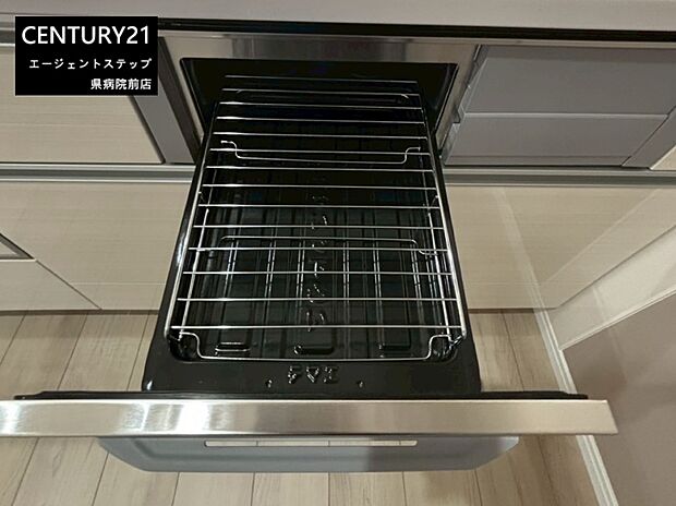 【グリル】キッチンに備え付けられたグリルが特徴的です。お手入れのしやすいデザインとなっています。引き出しタイプで使い勝手が良いです。収納部分も充実しているキッチンです。