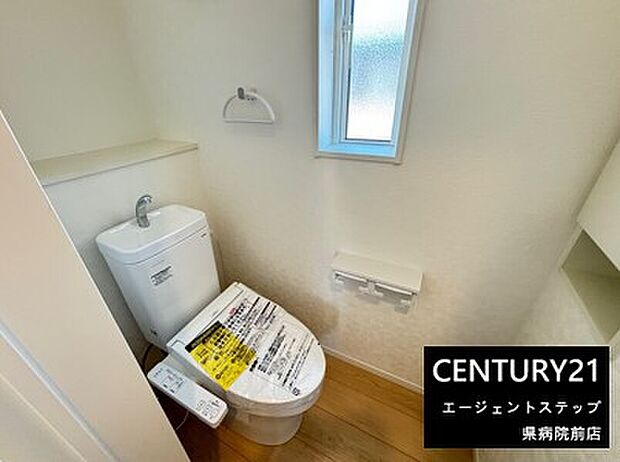 【窓付きのトイレです】明るい色合いの壁と床が清潔感のある空間を演出しています。窓付きで換気にも配慮されています。手洗い器や収納スペースも設けられており使い勝手にも工夫が感じられます。