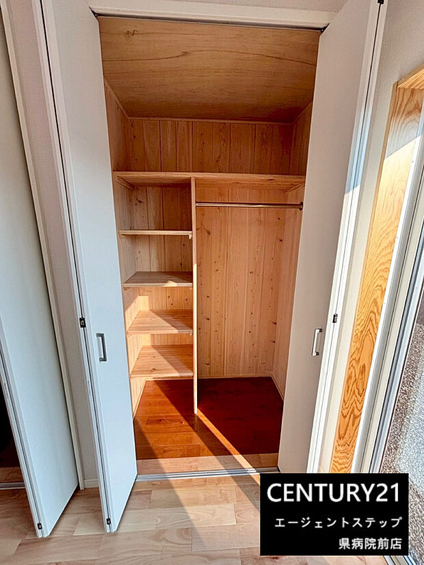 【収納】木の温かみを感じる収納スペースです。扉付きで中身を隠せ室内がすっきりと保てます。棚とハンガーポールが設置されており用途に応じて使い分けできます。