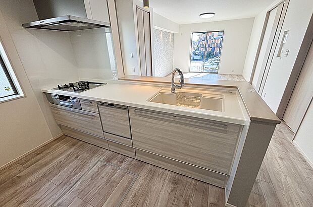 ナチュラルカラーで統一された、明るく開放感のあるキッチン。使いやすい広々とした調理スペースと充実した収納、ダイニングとの一体感が魅力です。毎日の家事が楽しくなる、心地よい場所です。（2号棟）