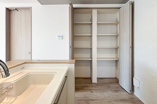 可動棚付きの収納スペース。高さ調整ができるので、日用品や掃除道具、ストック品など用途やサイズに合わせてすっきり整頓できます。床までムダなく使える設計もうれしいポイントです。（2号棟）