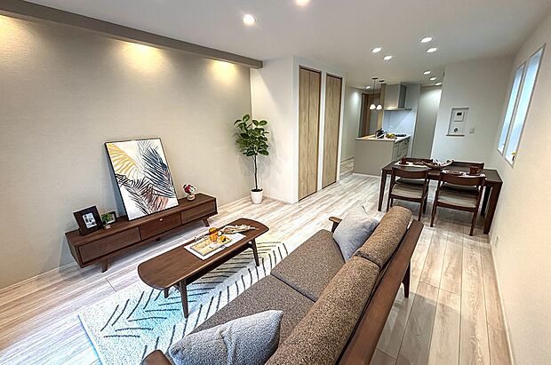 20.5帖のLDK。物入れを2か所、パントリーもご用意しており、室内はシンプルなレイアウトになりそうです。（2号棟）