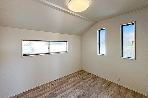 【リビング以外の居室】やわらかな光がたっぷり差し込む明るい室内。ナチュラルカラーと優しいインテリアで、毎日の暮らしに心地よさをプラス。子ども部屋やプライベート空間としてもおすすめの一室です。（2号棟）