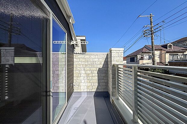 【バルコニー】横の壁を少し高くしプライバシーを確保してります。お掃除がしやすい水栓がついているのも嬉しいですね。（2号棟）