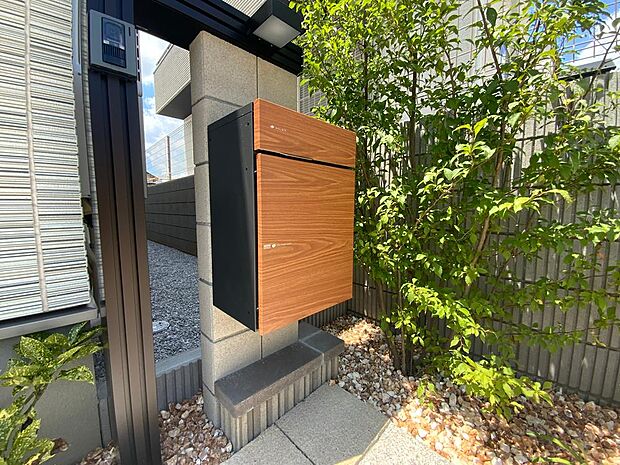 【宅配ボックス】「宅配ボックス」。再配達依頼のわずらわしさや在宅時間の制約から開放されるため、ネットショッピング時代のなくてはならない設備になっております。