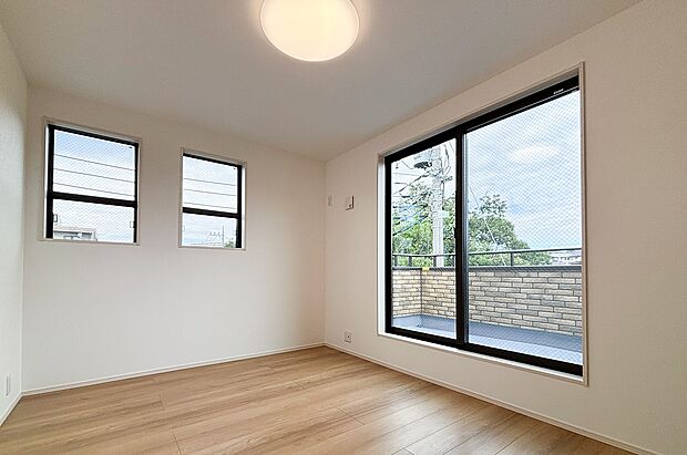 【リビング以外の居室】外からの視線を遮る高さのバルコニー壁は、プライバシーを確保しつつ光を取り込みます。週末はバルコニーで椅子を出して、ちょっとした外気浴や読書を楽しむことも可能です 。(1号棟)