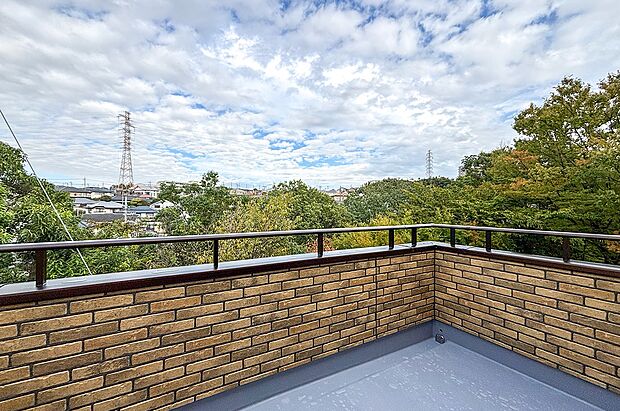 【バルコニー】週末はバルコニーでランチも。家族の時間が豊かになる広さです。(1号棟)