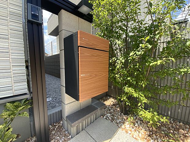 【宅配ボックス】「宅配ボックス」。再配達依頼のわずらわしさや在宅時間の制約から開放されるため、ネットショッピング時代のなくてはならない設備になっております。