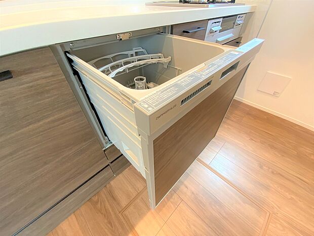 【食器洗乾燥機】食器洗い乾燥機付き。標準・念入り・乾燥の3つの洗浄コースを選べ、予約機能も搭載。最大5人分の食器をまとめて洗える便利な時短家電です。  ※掲載写真と実物の仕様は、色柄・メーカー等が異なる場合があります