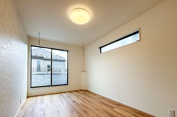 【リビング以外の居室】バルコニーに面した洋室は、光がたっぷりと室内に取り込めるように採光性にも配慮された設計に。開放的な空間を演出し、宿題や作業の合間に外に出てリフレッシュができる快適なプライベート空間です。(4号棟)