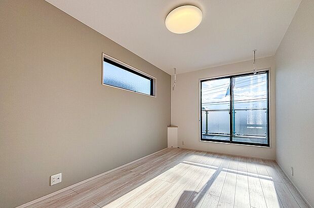 【リビング以外の居室】主寝室には、家具やインテリアが引き立つようアクセントクロスを取り入れました。バルコニーに隣接し、開放感も感じられる空間です。（2号棟）