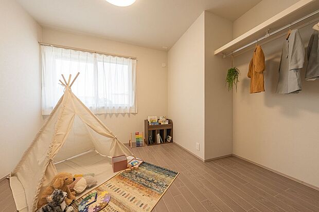 子供部屋にはクローゼットを完備。朝の支度や衣替えがスムーズになります。お子様でも自分のモノを管理しやすく、整理整頓の習慣づけにも。