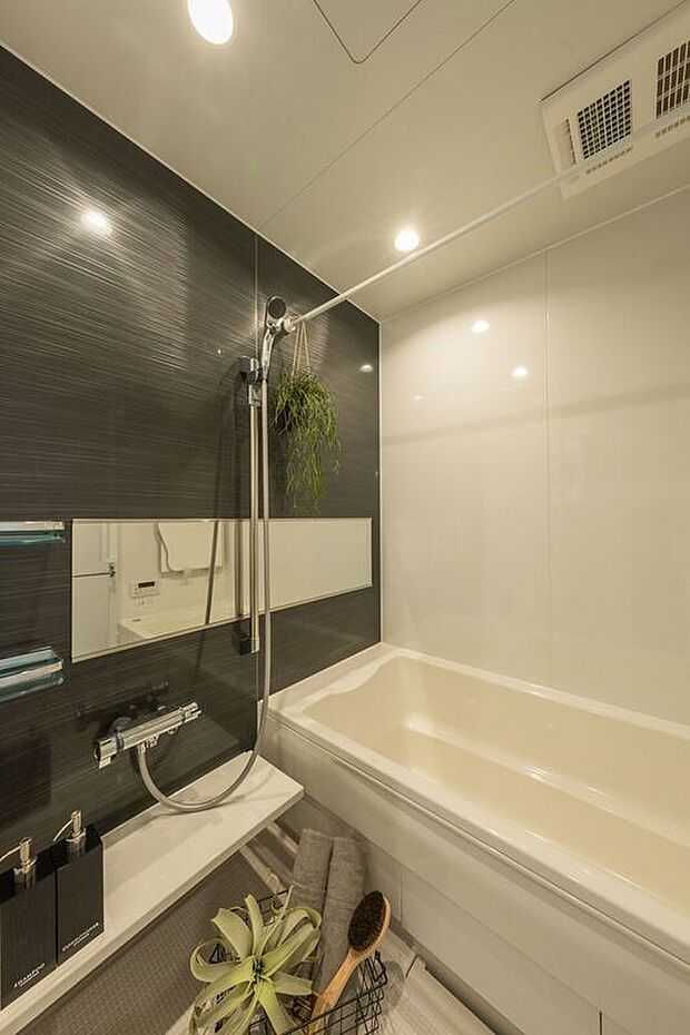 モノトーンで統一された浴室は清潔感とスタイリッシュさを兼ね備えた空間となっています。ワイドミラーは空間に奥行きをもたらし、広々とした印象を与えてくれます。