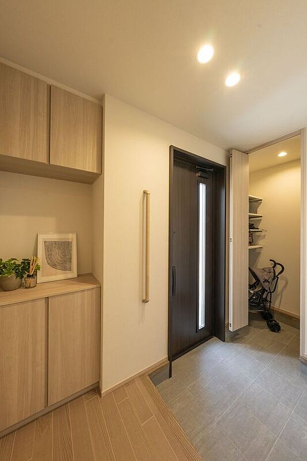 【玄関】玄関には靴を履いたまま出入りのできる土間クロークがあり、アウトドアグッズやベビーカーなど屋外用品も手軽に収納することができます。