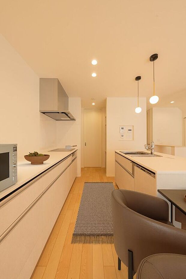 【キッチン】キッチン奥にはキッチンクロークを備えています。小さな冷凍庫や食品を収納することができます。また２面キッチンのためキッチン収納も充実しています。※CG合成にて家具を設置しております。