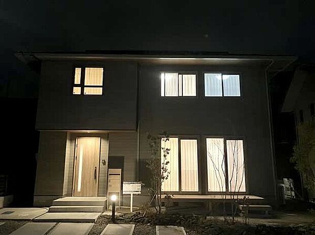 【外観】2025年12月22日撮影リビングから見える外構部分には植栽を備えており、日々の生活の中で季節の移ろいを感じていただけます。敷地内には屋外水栓を設置しているため水やりもスムーズです。