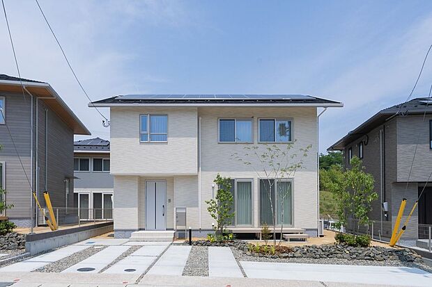 【外観】「ニアリーZEH基準をクリア」しています。断熱性能を備え、夏は涼しく、冬は暖かい快適な暮らしが叶います。太陽光発電で電気代の節約もできます。