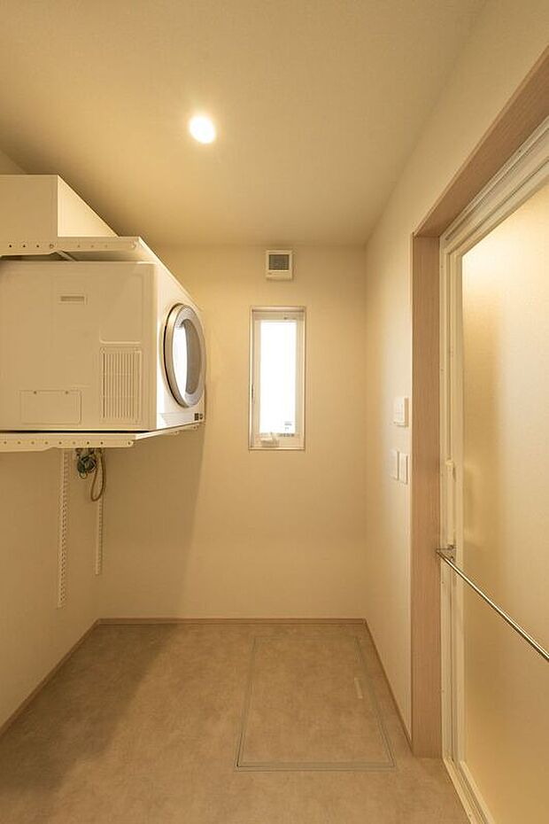 【バス】洗濯基地には乾太くんを完備。雨の日でも天気を気にせず乾燥まで完了できるため、家事のストレスが軽減されます。