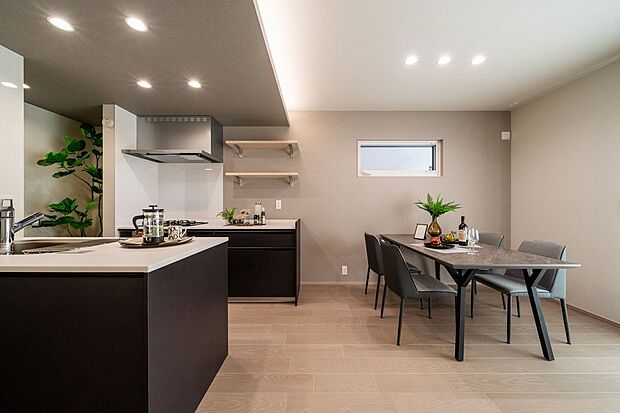 ■リビング　LDKにはダウンライトを採用。天井が高く見え、空間に広がりと明るさをもたらし、上質で洗練された印象を演出します。