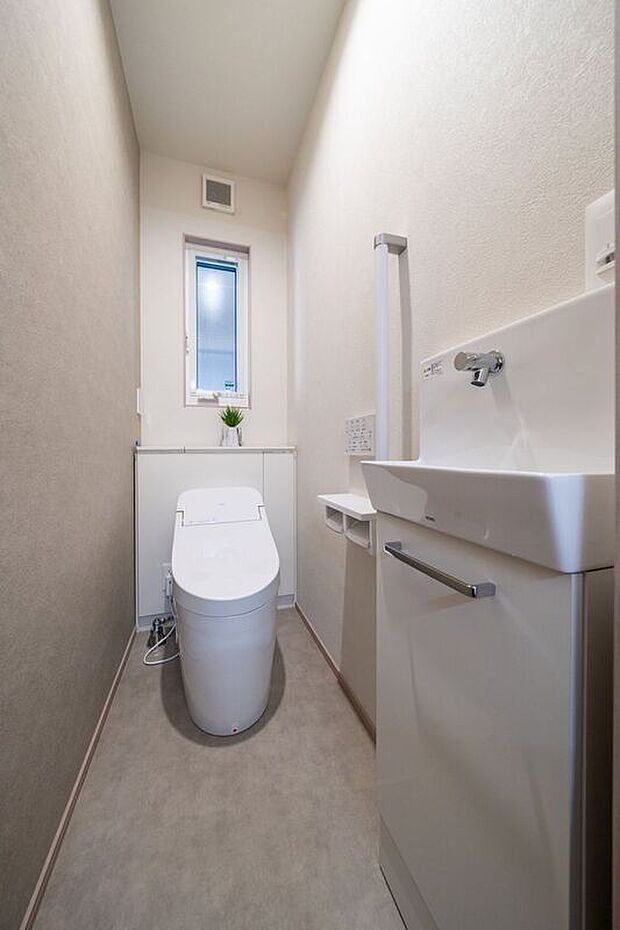 【トイレ】■1階トイレ　トイレはすっきりとしたタンクレスタイプ。独立手洗い場を備え、使用後すぐに手を洗えるため衛生的で、空間も広く使えます。