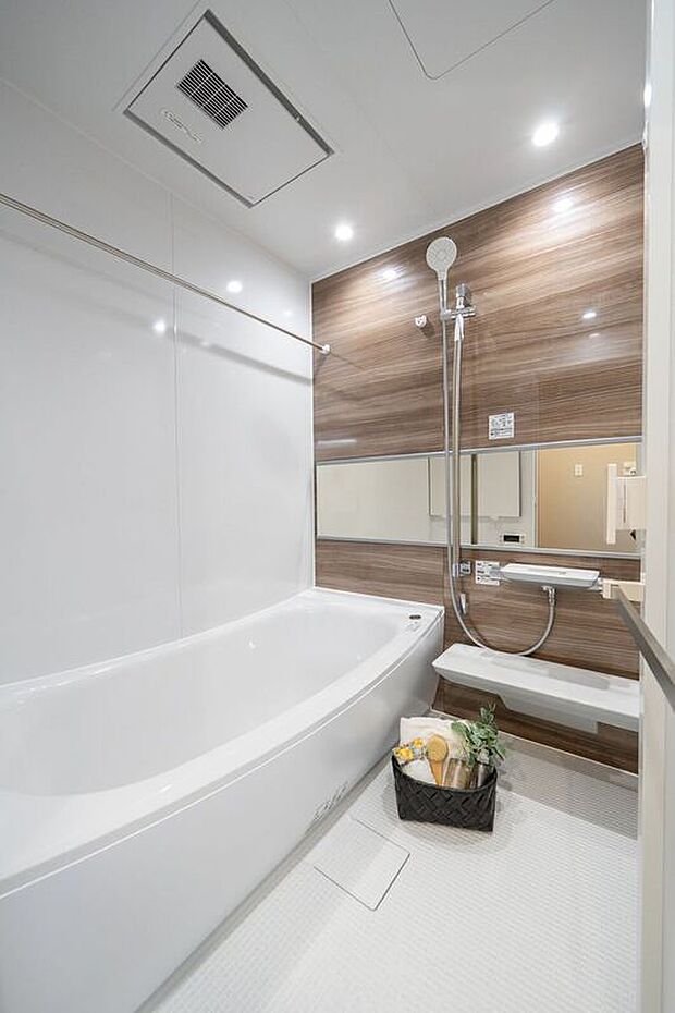 ■6号地浴室ブラウンのアクセントパネルが印象的な浴室。ワイドミラーが空間に奥行きをもたらし、広々とした印象を与えます。