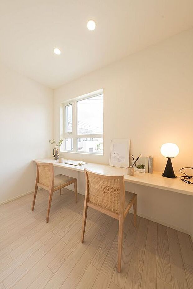 ■5号地ワークスペース主寝室に設けられたワークスペースは、テレワークはもちろんこと、就寝前のちょっとした時間を使って作業をしたり、趣味に没頭したりと、様々な用途に利用できます。
