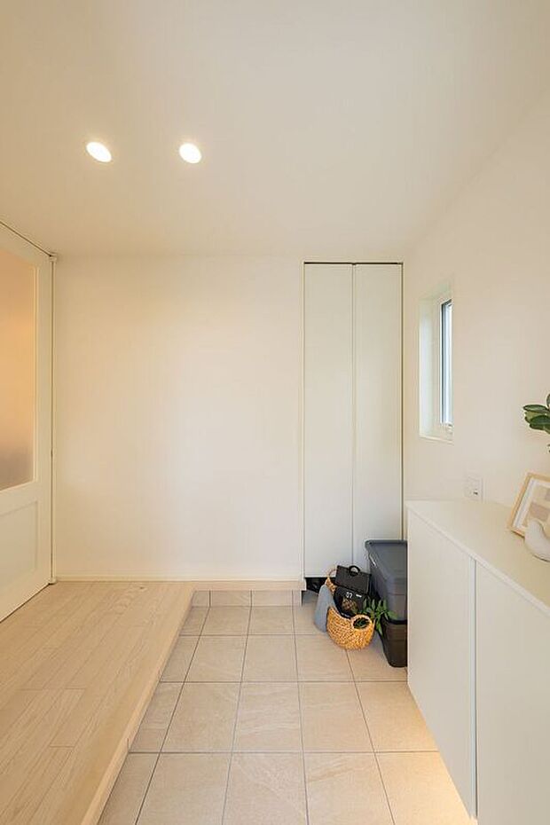 【玄関】■5号地玄関玄関には土間クロークがあります。ご家族の靴はもちろんのこと、傘やアウトドア用品など高さがあるものもスッキリと収納できます。