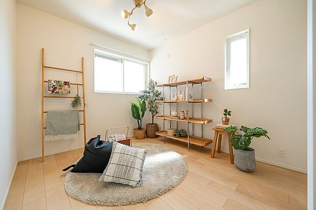 ■1号地洋室約5.6帖の洋室です。扉のないクローゼットは、中身がひと目で見えるため、洋服や持ち物の管理がしやすく、取り出し・片付けもスムーズにできるのがメリットです。