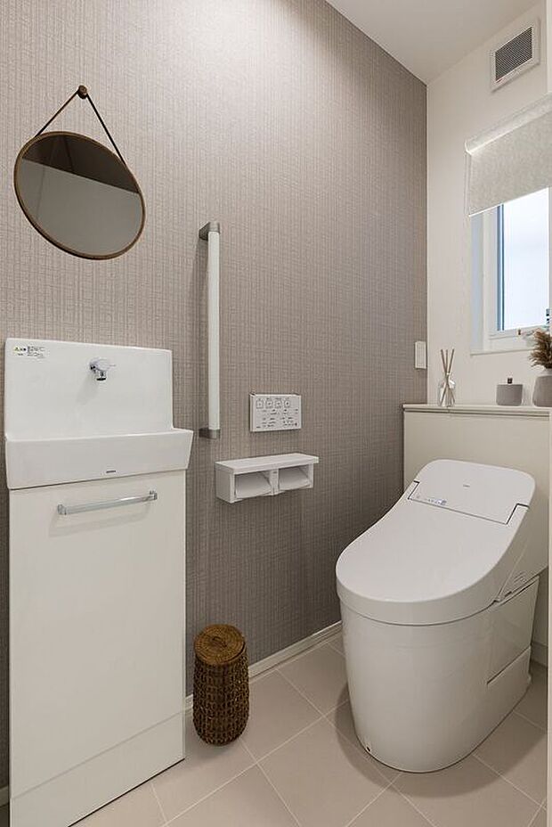 ■2号地1階トイレ1階のトイレはすっきりとしたタンクレスタイプです。手洗スペースも付いており、トイレ使用後にすぐ手を洗うことができるため、衛生面が向上します。収納も付いています。